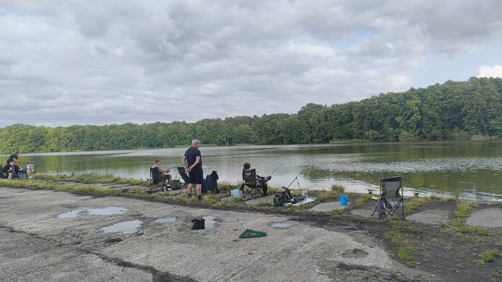 Angler*innen an der Platte
